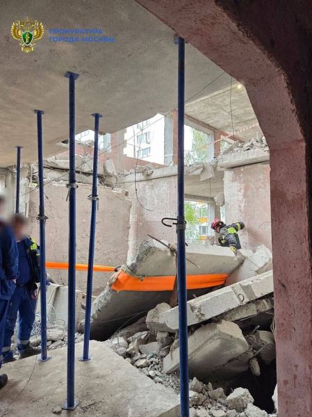 Опубликованы кадры с места обрушений конструкций школы в Москве