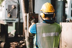 Двух рабочих насмерть придавило на стройке в школе Москвы