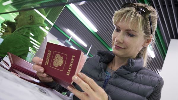 В ЕК заявили о кратном сокращении числа выданных россиянам шенгенских виз
