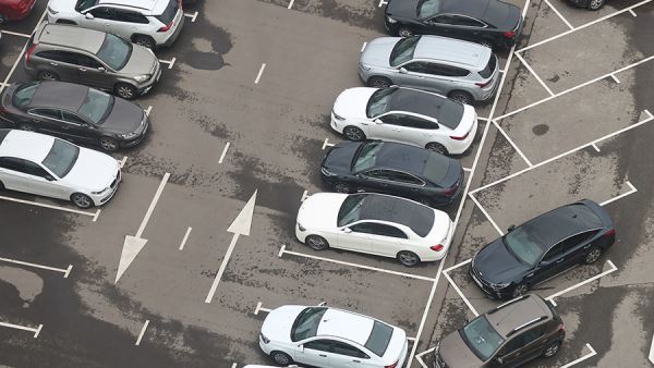 В России могут впервые законодательно закрепить бесплатную парковку у дома