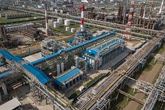 ВСУ атаковали российский нефтехимический комплекс вдали от границы. Там заметили огромный столб дыма и учуяли резкий запах