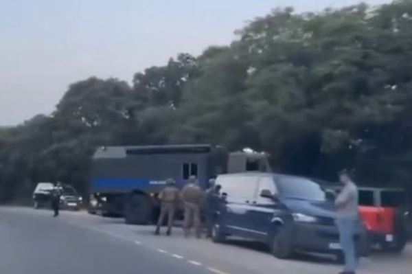 Серия взрывов прогремела во Владивостоке рядом с административными зданиями. Над городом заметили военный вертолет