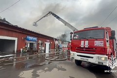 Мощный пожар вспыхнул в торговых павильонах в российском городе